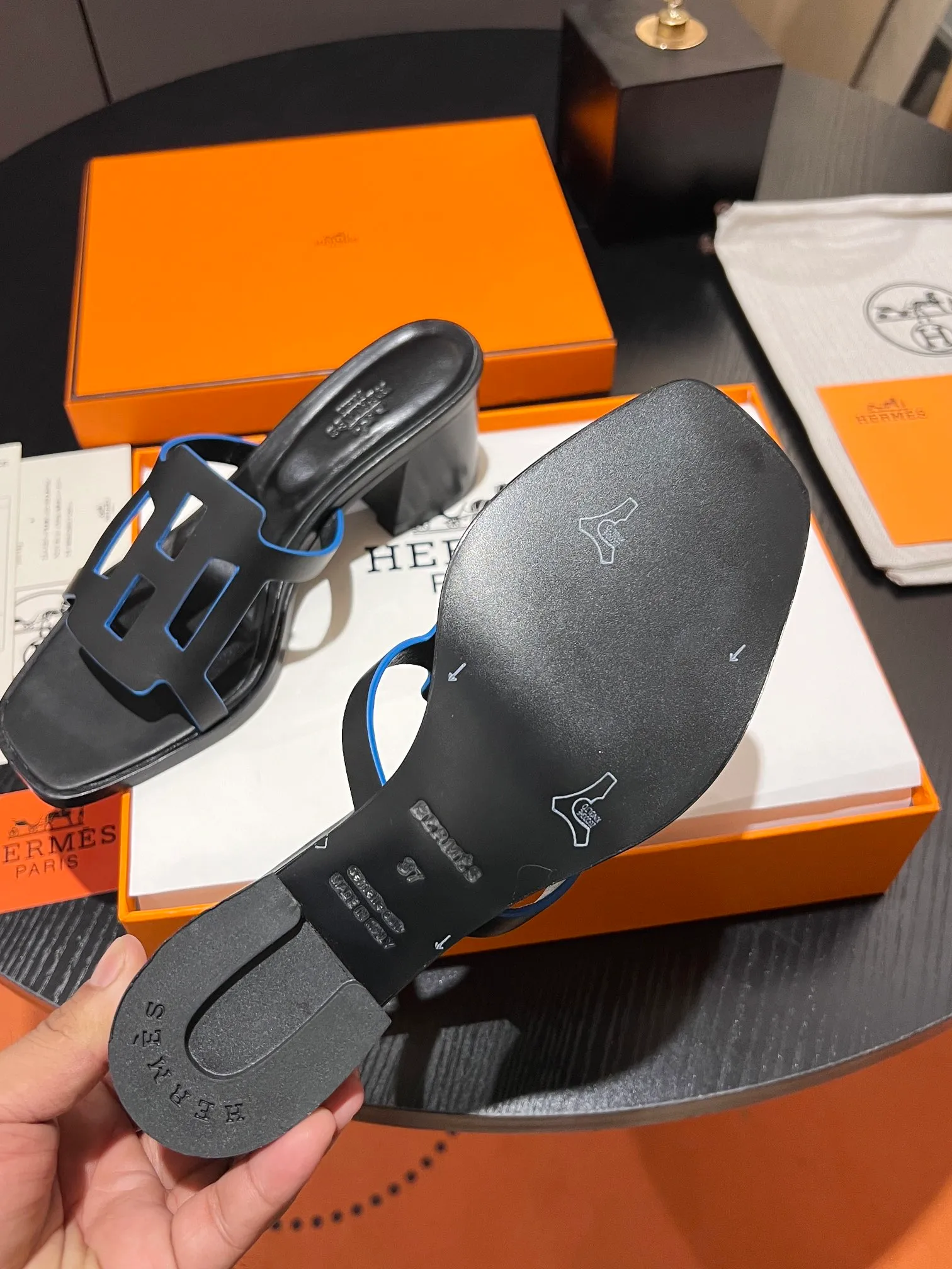 👟👟Ex-factory price 560👟👟 💋New! HERMES, 2024 thick heel series hollow H slides, look great on the feet! Original replica, synchronized at the counter. Upper material: advanced custom-made first-layer calfskin, inner padding sheepskin, Italian leather outsole. Multiple color options! Heel height: 6.5cm Size: 34-43 (34 41 42 43 customized items are non-refundable)